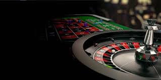 Platform online slots menampilkan live-dealer tables, slot games, dan pasar sportsbook