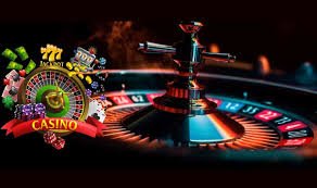 Dashboard aplikasi online slots dengan menu kategori game termasuk Live Roulette